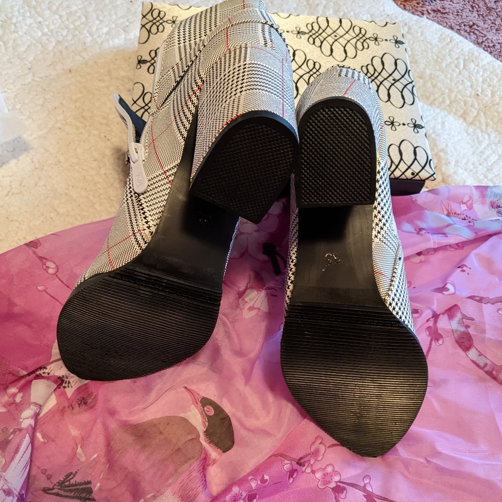 Dress Boutique Boots - Picture 6 of 9